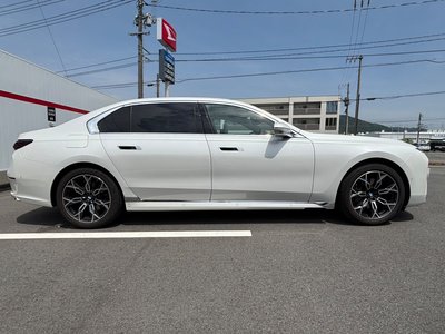 2025 BMW 7 SERIES photo 2