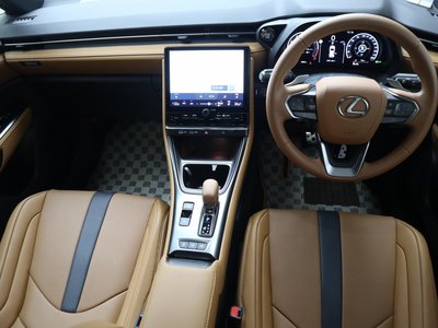2025 Lexus LBX — миниатюра 24