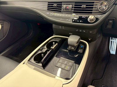 2024 Lexus LS photo 11