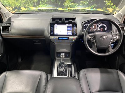 2022 Toyota LAND CRUISER PRADO photo 2