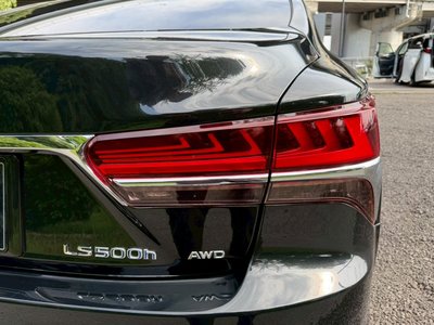 2017 Lexus LS thumbnail 19