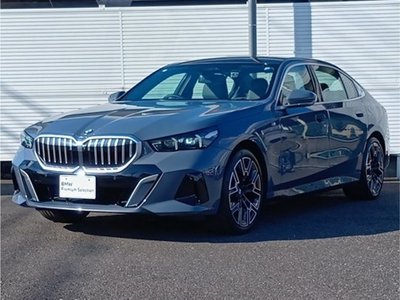 2025 BMW 5 SERIES photo 1
