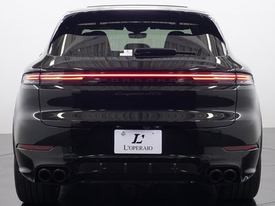 2025 Porsche CAYENNE photo 2