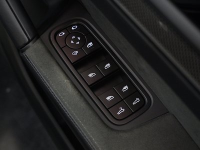 2025 Porsche CAYENNE thumbnail 40