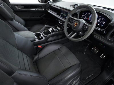 2025 Porsche CAYENNE photo 6