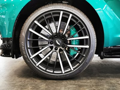 2026 Aston Martin DBX — миниатюра 10