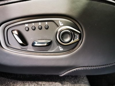 2026 Aston Martin DBX — миниатюра 35