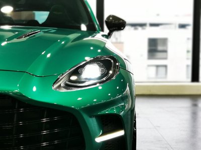 2026 Aston Martin DBX — миниатюра 7