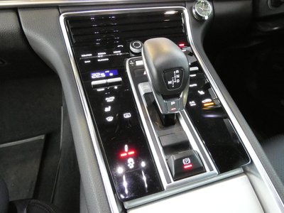 2017 Porsche PANAMERA photo 9