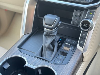 صورة 74 لـ 2025 Toyota LAND CRUISER 300