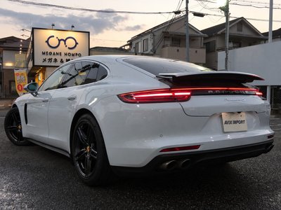 2019 Porsche PANAMERA photo 2