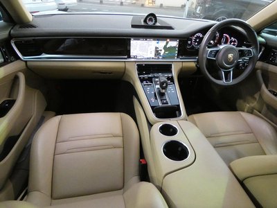 2019 Porsche PANAMERA photo 6