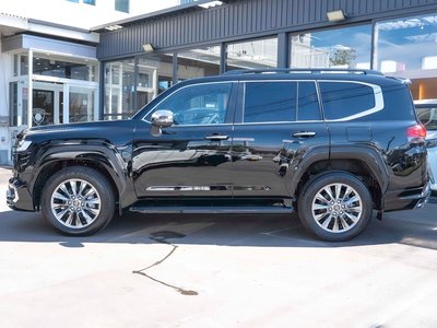2025 Toyota LAND CRUISER 300 thumbnail 28