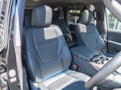 2025 Toyota LAND CRUISER 300 thumbnail 17