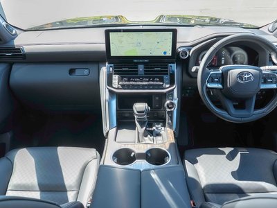 2025 Toyota LAND CRUISER 300 photo 8