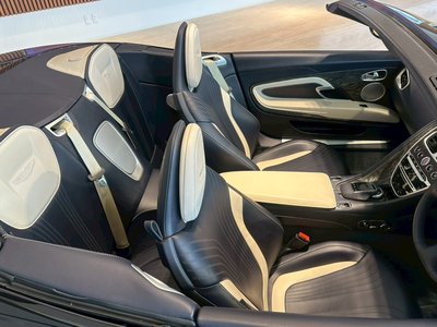 صورة 21 لـ 2021 Aston Martin DB11 VOLANTE