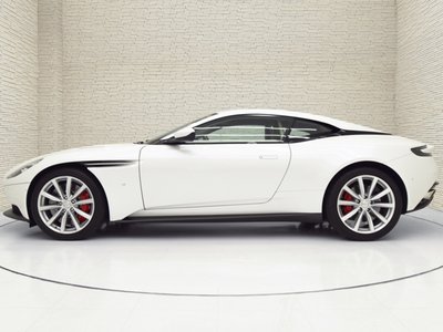2018 Aston Martin DB11 — миниатюра 6