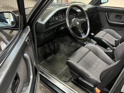 صورة 42 لـ 1988 BMW M5