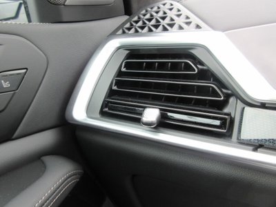 2025 BMW X7 thumbnail 35