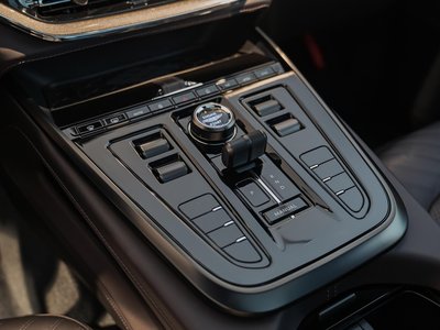 2026 Aston Martin DBX — миниатюра 25
