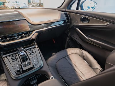 2026 Aston Martin DBX photo 2