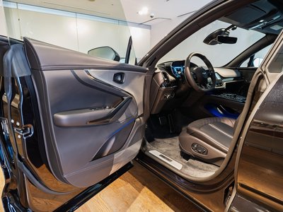 2026 Aston Martin DBX photo 12