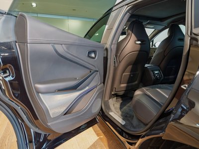2026 Aston Martin DBX — миниатюра 18