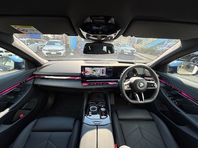 2025 BMW 5 SERIES TOURING — фото 9