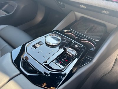 2025 BMW 5 SERIES TOURING — фото 12