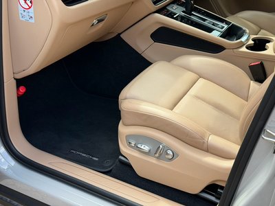 2023 Porsche MACAN thumbnail 30