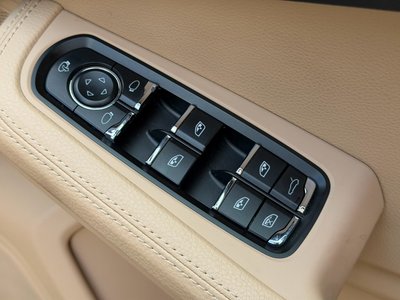 2023 Porsche MACAN thumbnail 37