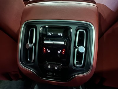 صورة 46 لـ 2021 Aston Martin DBX