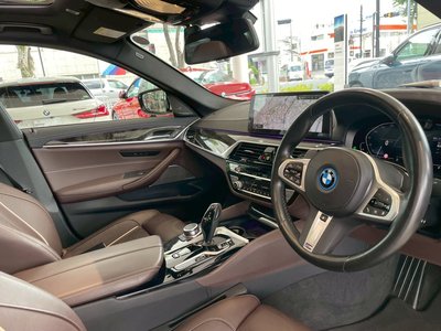 2023 BMW 5 SERIES — фото 8