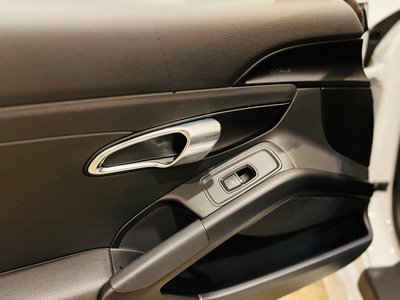 صورة 32 لـ 2016 Porsche 718