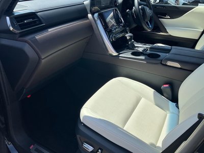2024 Lexus LX — миниатюра 16