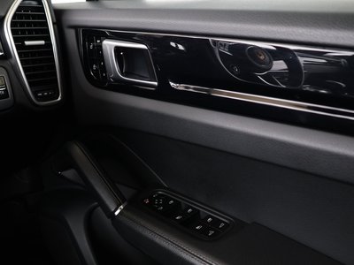 2019 Porsche CAYENNE thumbnail 32