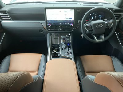 صورة 10 لـ 2025 Lexus GX