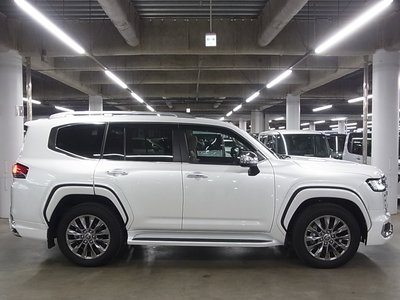 صورة 13 لـ 2023 Toyota LAND CRUISER 300