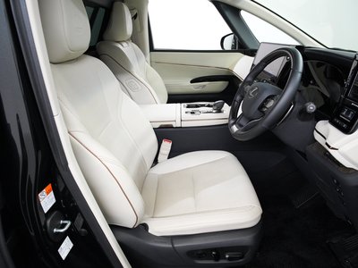 2025 Lexus LM photo 13