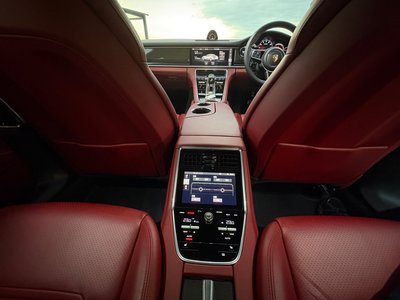 2019 Porsche PANAMERA thumbnail 32