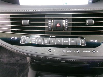 2018 Lexus LS photo 9
