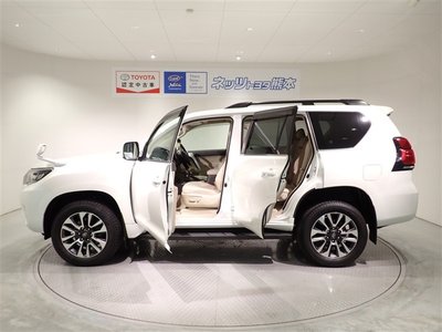2023 Toyota LAND CRUISER PRADO photo 4