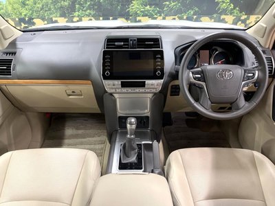 2023 Toyota LAND CRUISER PRADO photo 2