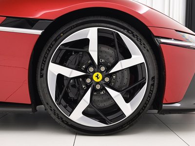 صورة 9 لـ 2025 Ferrari 12 CILINDRI