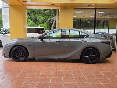 2025 Lexus IS — миниатюра 8