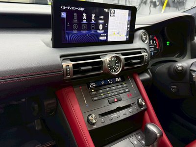 صورة 27 لـ 2023 Lexus RC