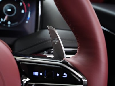 صورة 16 لـ 2024 Aston Martin DB12