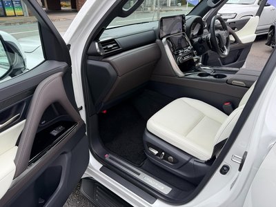 2024 Lexus LX thumbnail 24