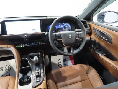 2025 Toyota CROWN ESTATE photo 5