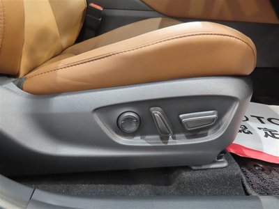 2025 Toyota CROWN ESTATE photo 13